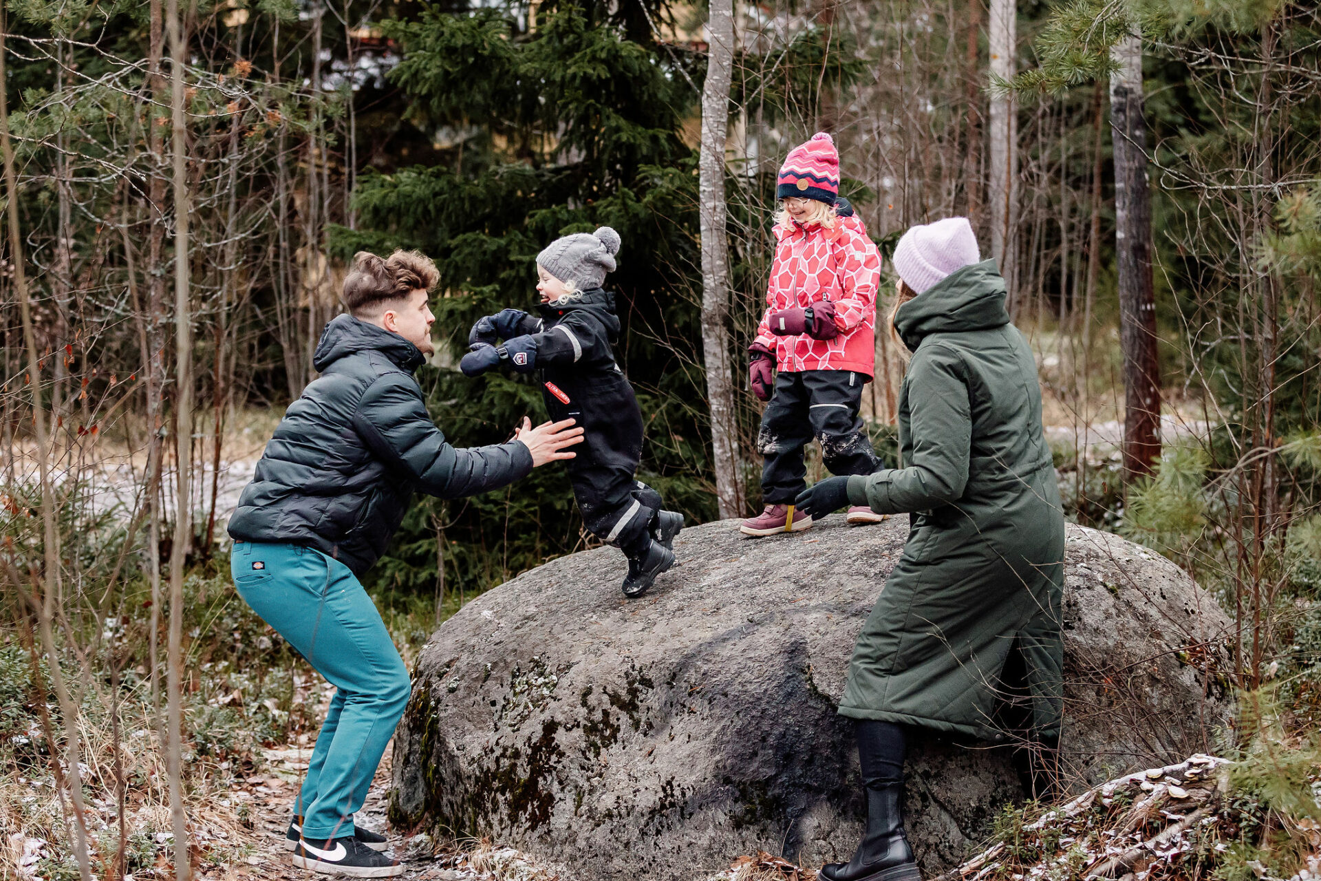 Perhe leikkii ulkona