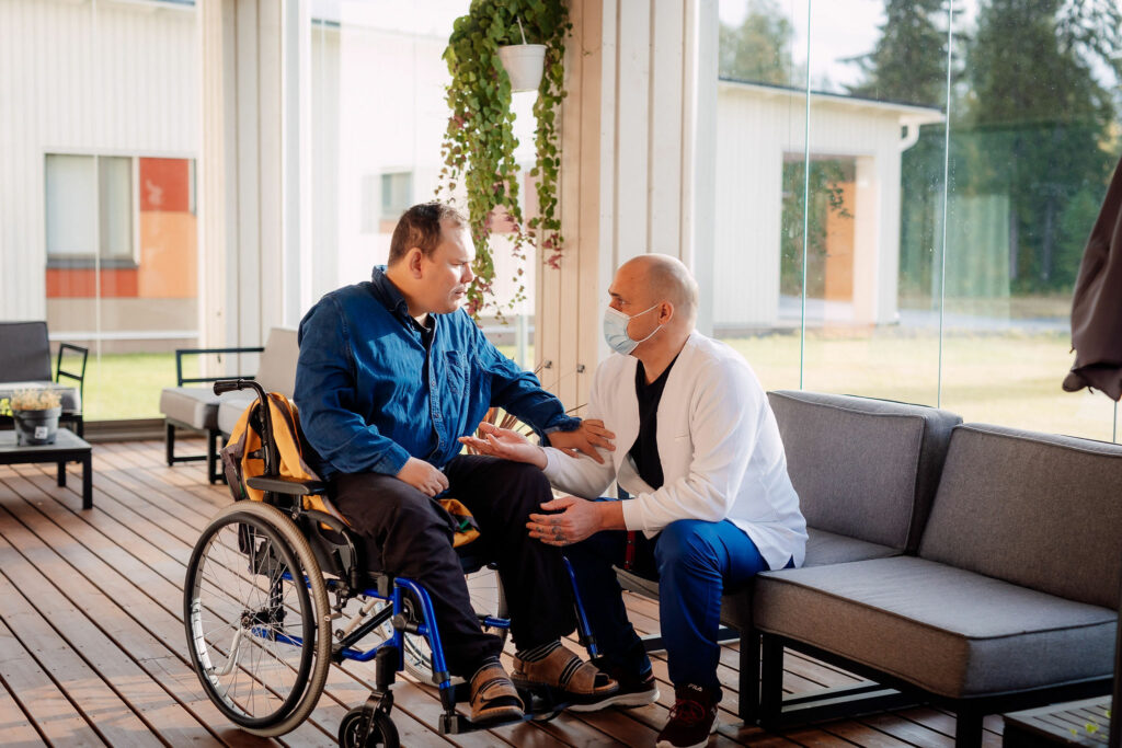 Petri Haaro ja Samuel Rantala istuskelevat Pääkujan palveluyksikön terassilla.
