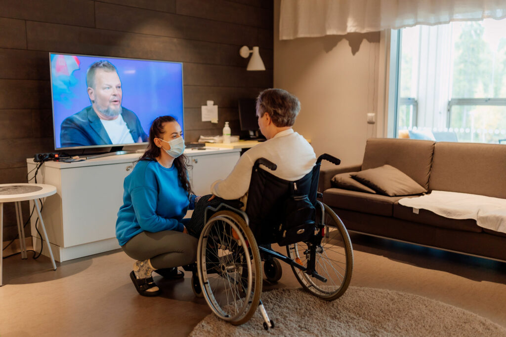 Donika Konjufca on tullut Pääkujalla asuvan Tarja Saarelan kanssa katsomaan Aamu-TV:n lähetystä asukkaiden yhteiseen olohuoneeseen.