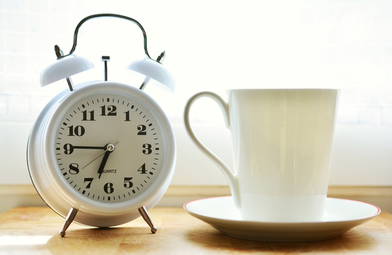 Herätyskello ja kahvikuppi